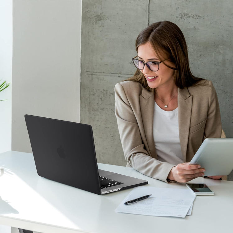 MacBook Pro 16" 2023/2021 védőtok - TECOOL ultravékony matt fekete tok EU billentyűzetvédővel - Image 8